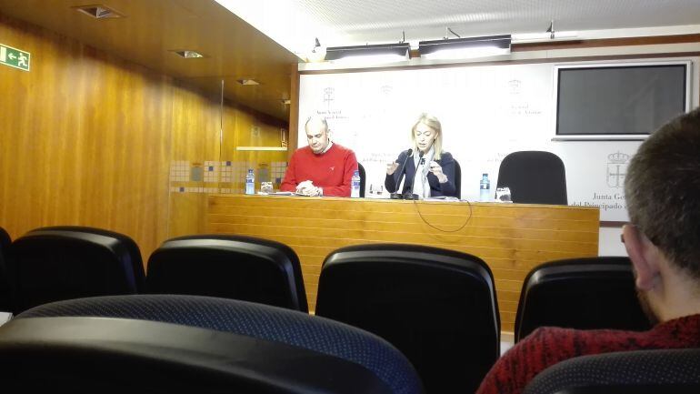 Pedro Leal (diputado) y Cristina Coto (presidenta de FAC) esta mañana durante su comparecencia en la sala de prensa de la JGPA. Oviedo