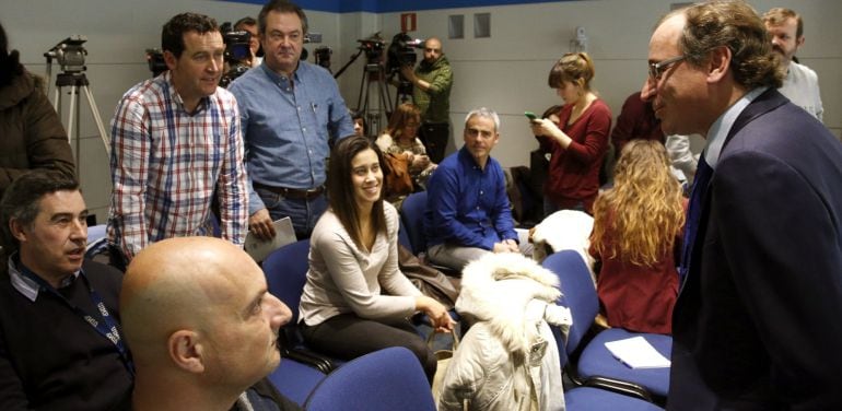 El presidente del PP vasco, Alfonso Alonso, charla con los periodistas de manera informal tras ofrecer una conferencia de prensa para analizar la actualidad política tras la reunión del Comité de Dirección del partido.