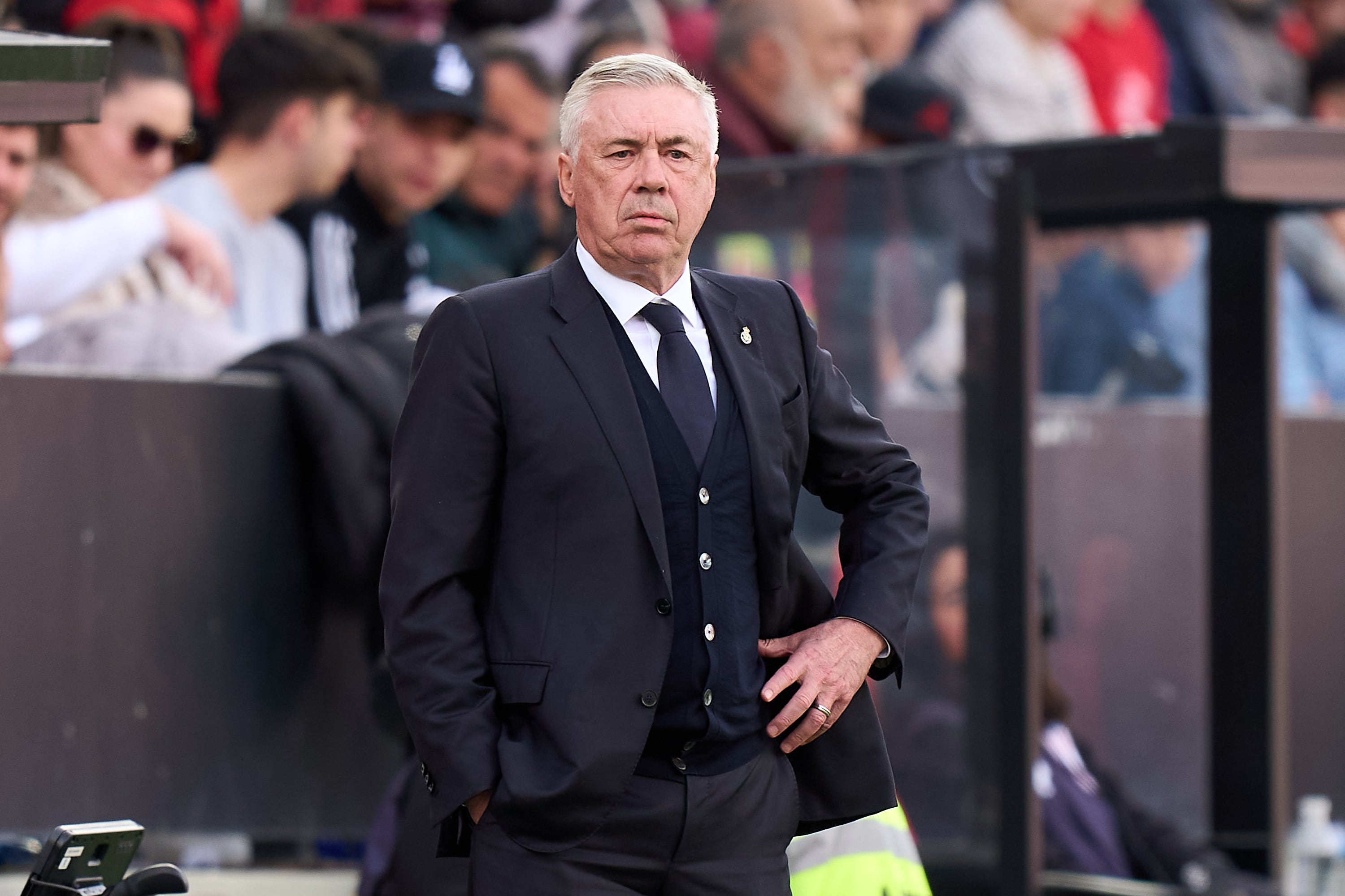 Carlo Ancelotti en el banquillo del Estadio de Vallecas durante el encuentro de LaLiga EA Sports entre el Rayo Vallecano y el Real Madrid. (Photo by Angel Martinez/Getty Images)