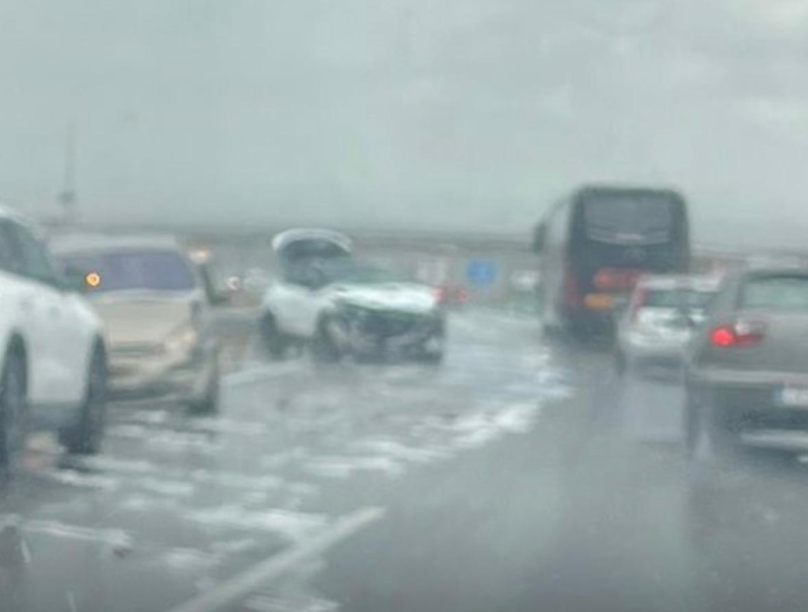 Imagen de la A-1 tras el accidente en plena granizada