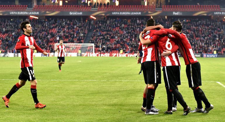  Los jugadores del Athletic celebran el gol del centrocampista del Athletic, Mikel San José ante el AZ Alkmaar