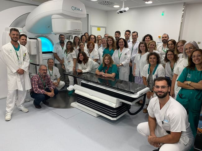 Todo el equipo de la unidad junto a uno de los nuevos dispositivos en el Clínico de Málaga