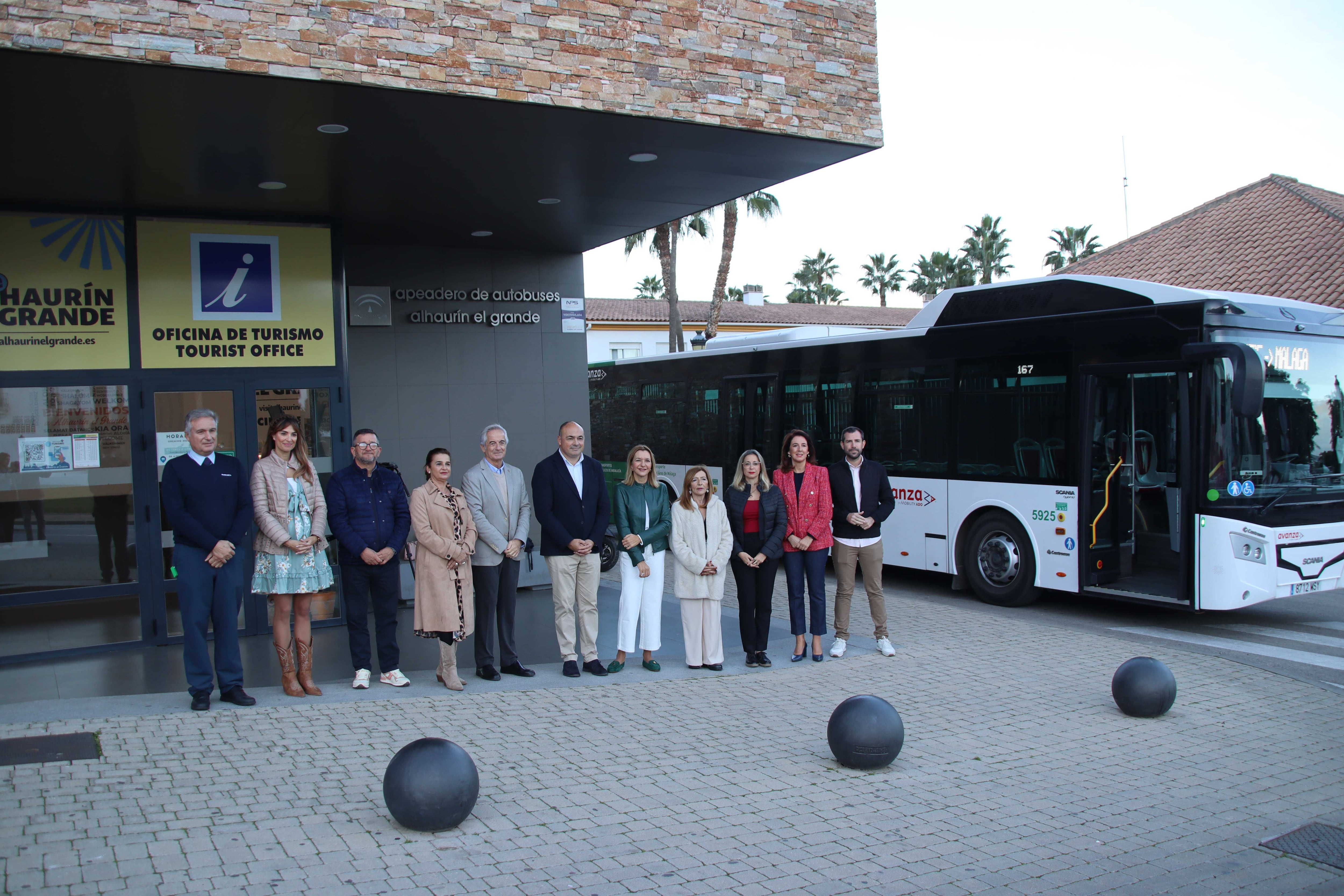 El alcalde de la localidad, Anthony Bermúdez, la concejala de Movilidad, Maribel Plaza, la delegada de Fomento de la Junta de Andalucía, María Rosa Morales, y el director del Consorcio de Transporte, Javier Berlanga, y otros concejales del equipo de Gobierno y la corporación municipal, estuvieron presentes en el anuncio de esta nueva línea de bus metropolitano