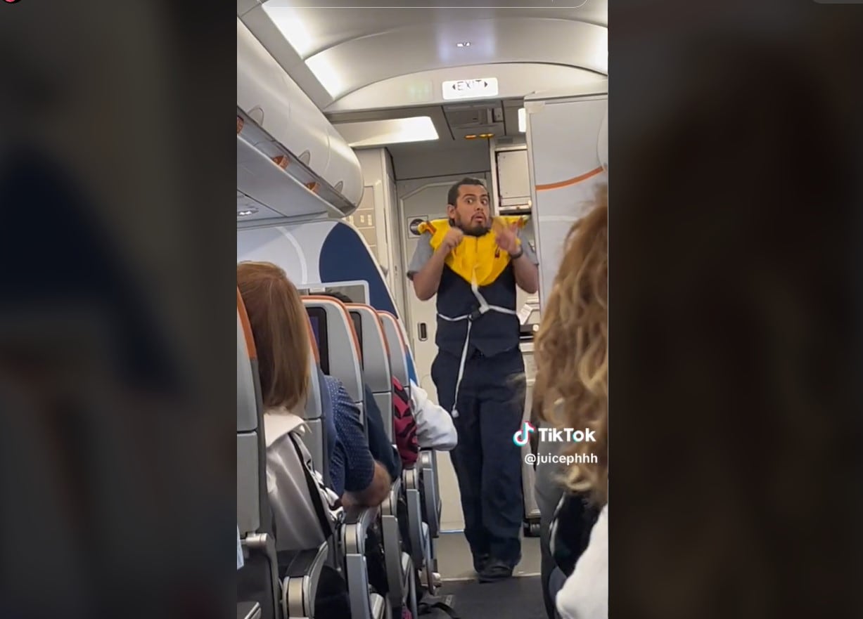 El azafato que se ha convertido en un fenómeno viral por su gesticulación en los momentos previos al despegue del avión