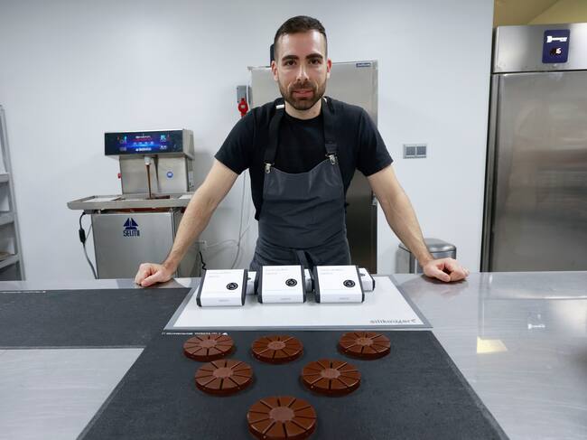 Pontedeume, 12/12/2024.-Un año después de su estreno, la marca de chocolates Oxóco, que los elabora con productos como alga percebe o eucalipto, se lanza al mercado de los turrones con una apuesta por recuperar los sabores tradicionales del producto protagonista de la Navidad; en la imagen, Tomás Rodríguez en su obrador dando los últimos toques a unos turrones. EFE/ Kiko Delgado.
