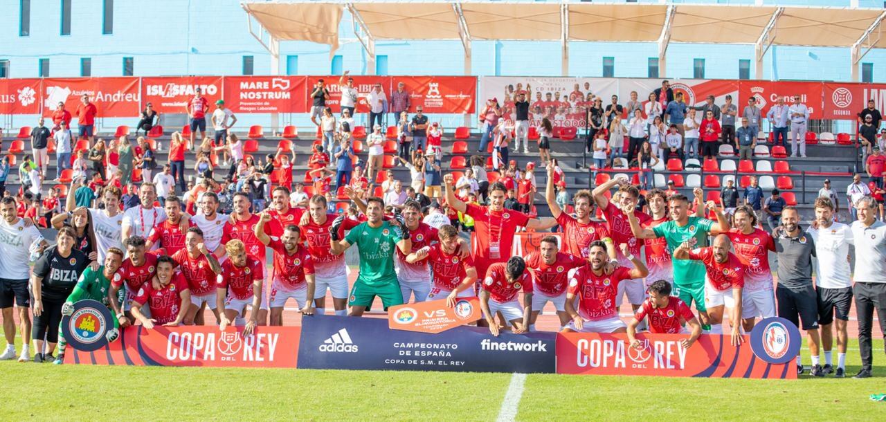 Fiesta tras el triunfo en una imagen del conjunto ibicenco