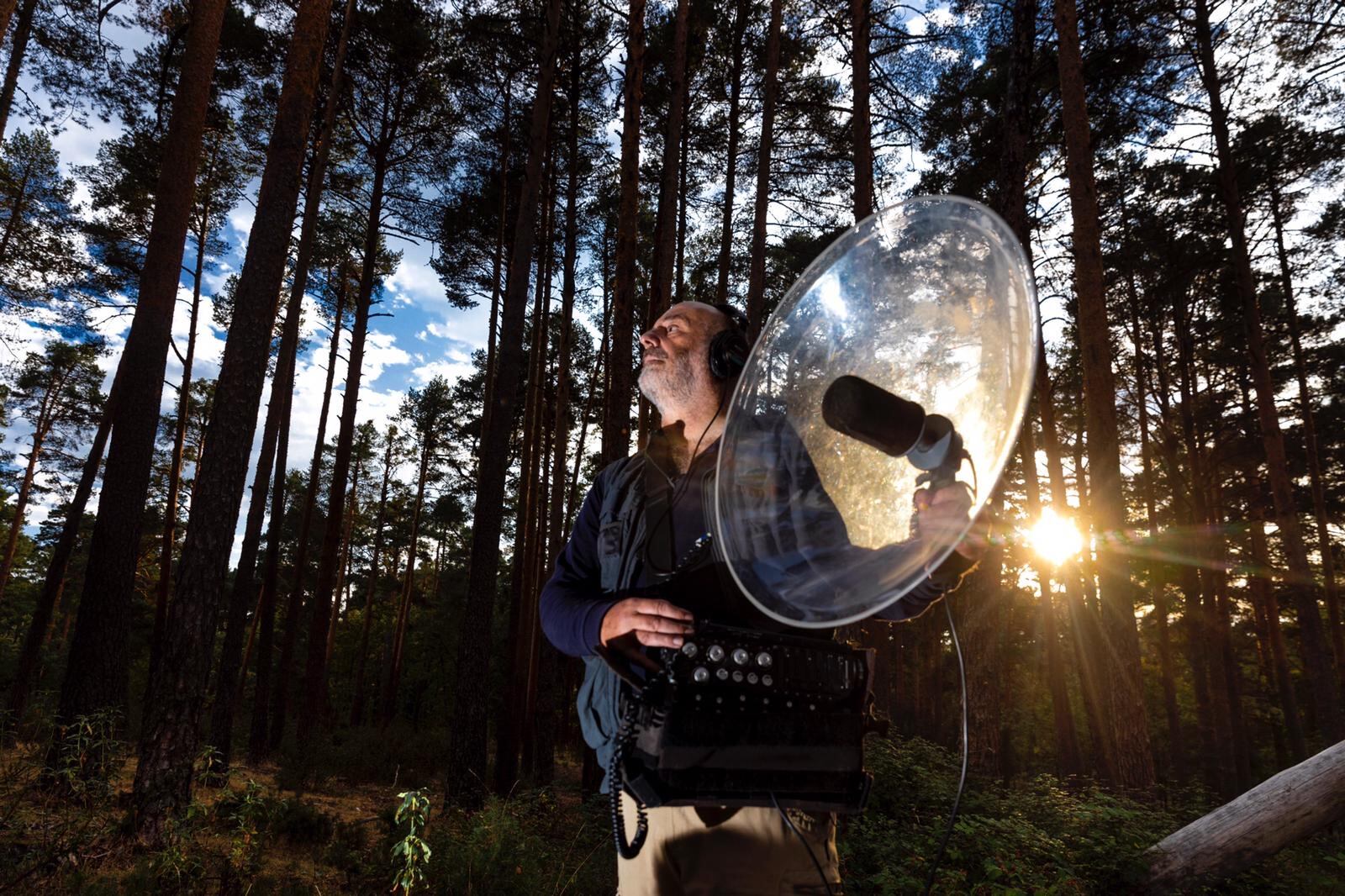 Carlos de Hita grabando sonidos en un bosque