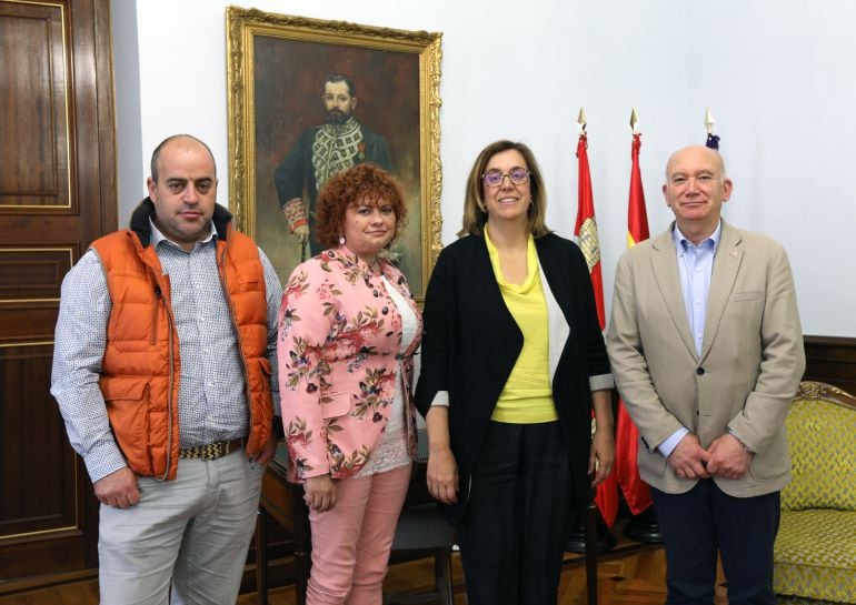 La presidenta de la Diputación Ángeles Armisén y el diputado Javier Villafruela se han reunido con la alcaldesa de Cervatos de la Cueza, Inmaculada Malanda