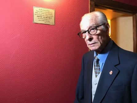 José Albert Graciá junto a su placa en el palco dos del Teatro Castelar de Elda