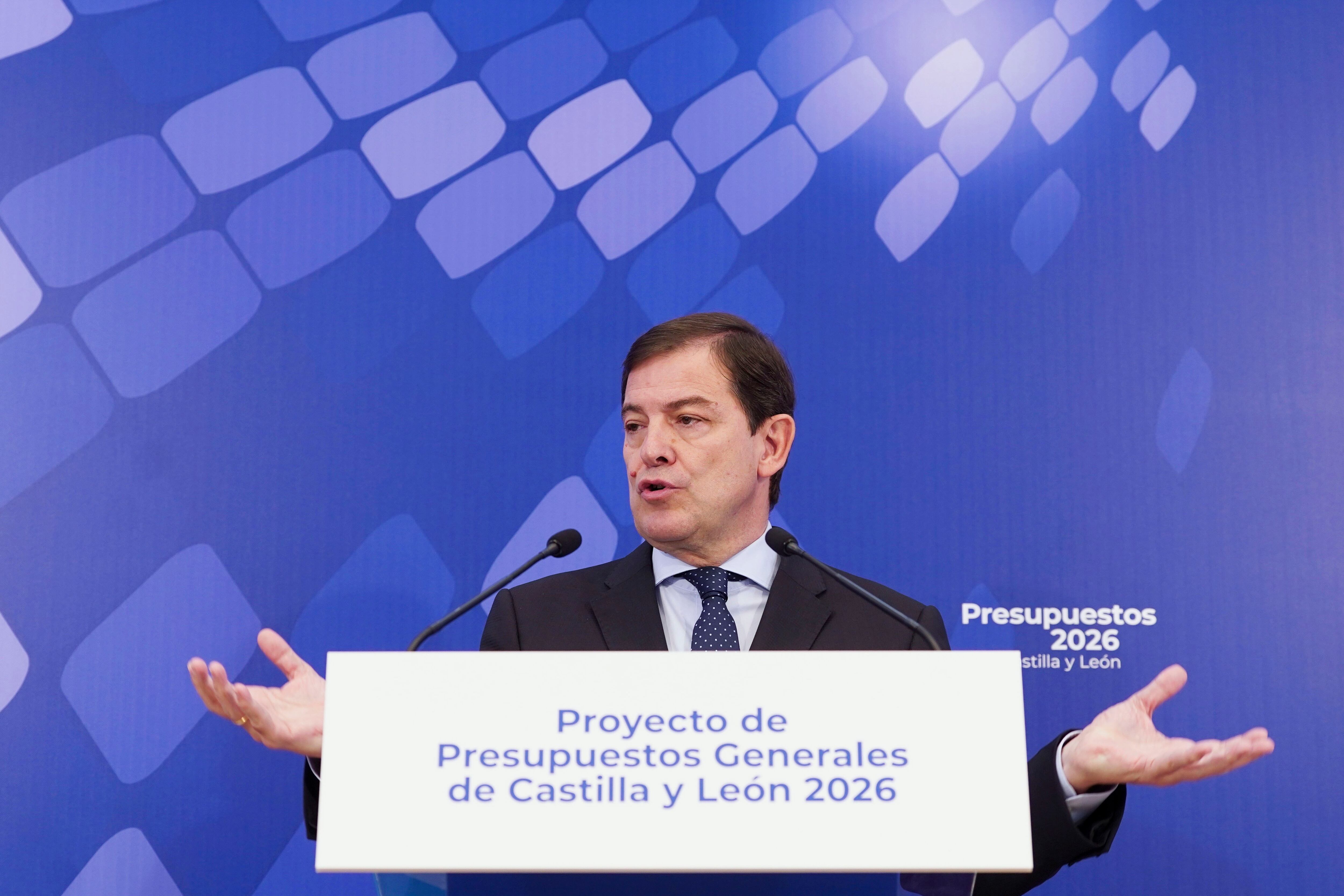 VALLADOLID.14/10/2025.-El presidente de la Junta de Castilla y León, Alfonso Fernández Mañueco, comparece en rueda de prensa para presentar el proyecto de Ley de Presupuestos Generales de la Comunidad de Castilla y León para el año 2026 .EFE/Nacho Gallego