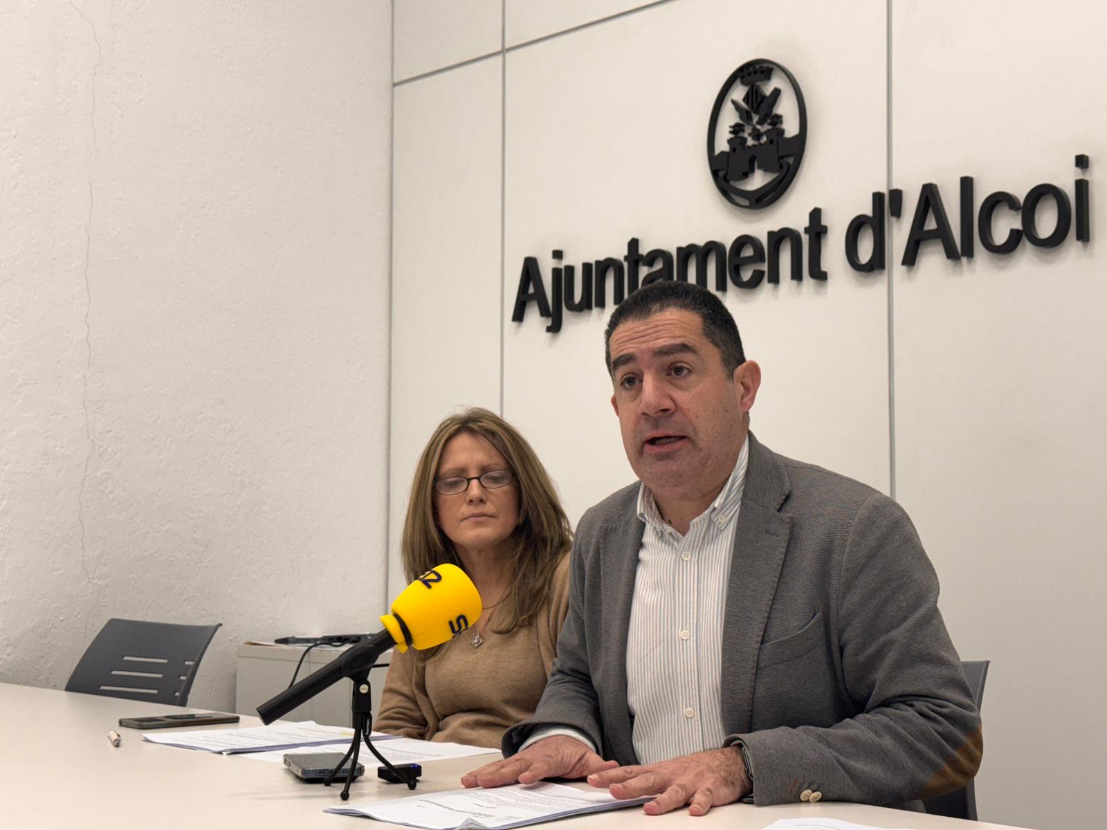 Vanessa Moltó, edil de Urbanismo; y Antonio Francés, alcalde de Alcoy, en la comparecencia de este lunes donde han dado a conocer el informe emitido por el Ayuntamiento sobre Alcoi Sud.