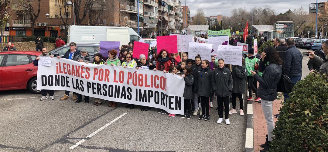 Diversos colectivos vecinales de Leganés se han manifestado para pedir soluciones a los problemas de la ciudad