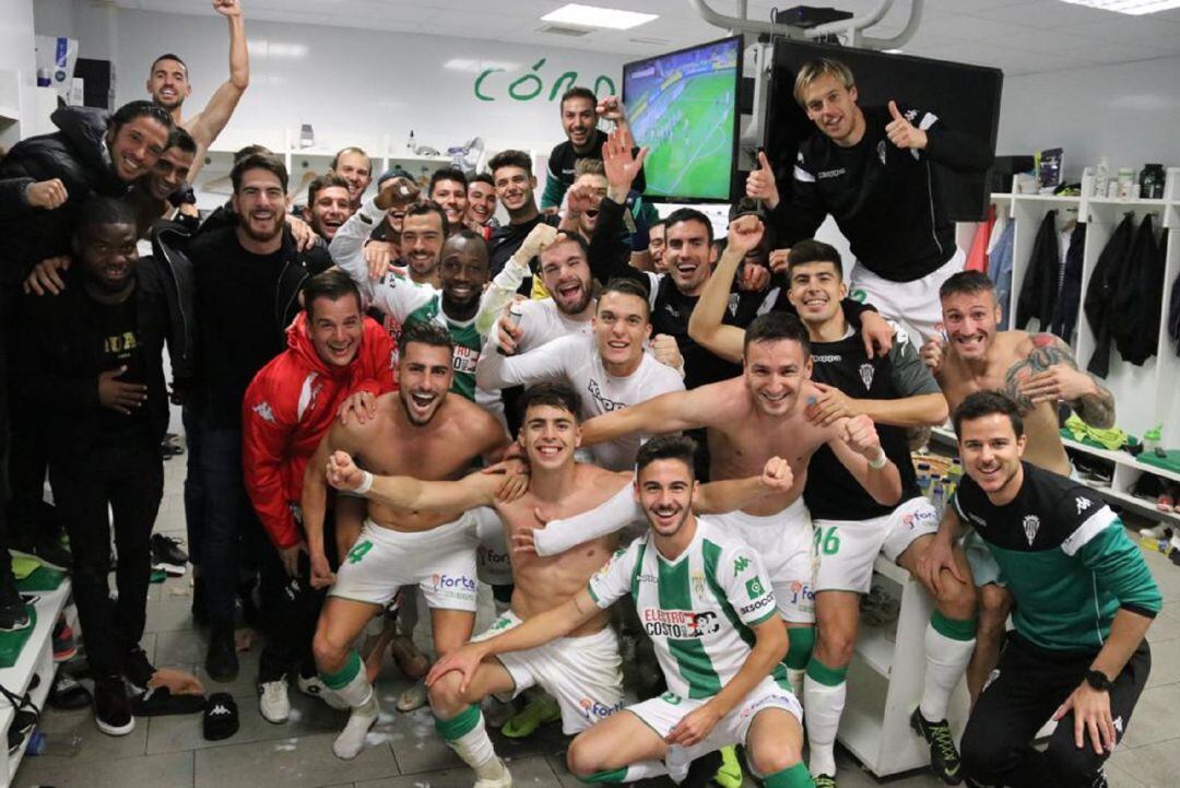 Los jugadores celebran la goleada al Extremadura