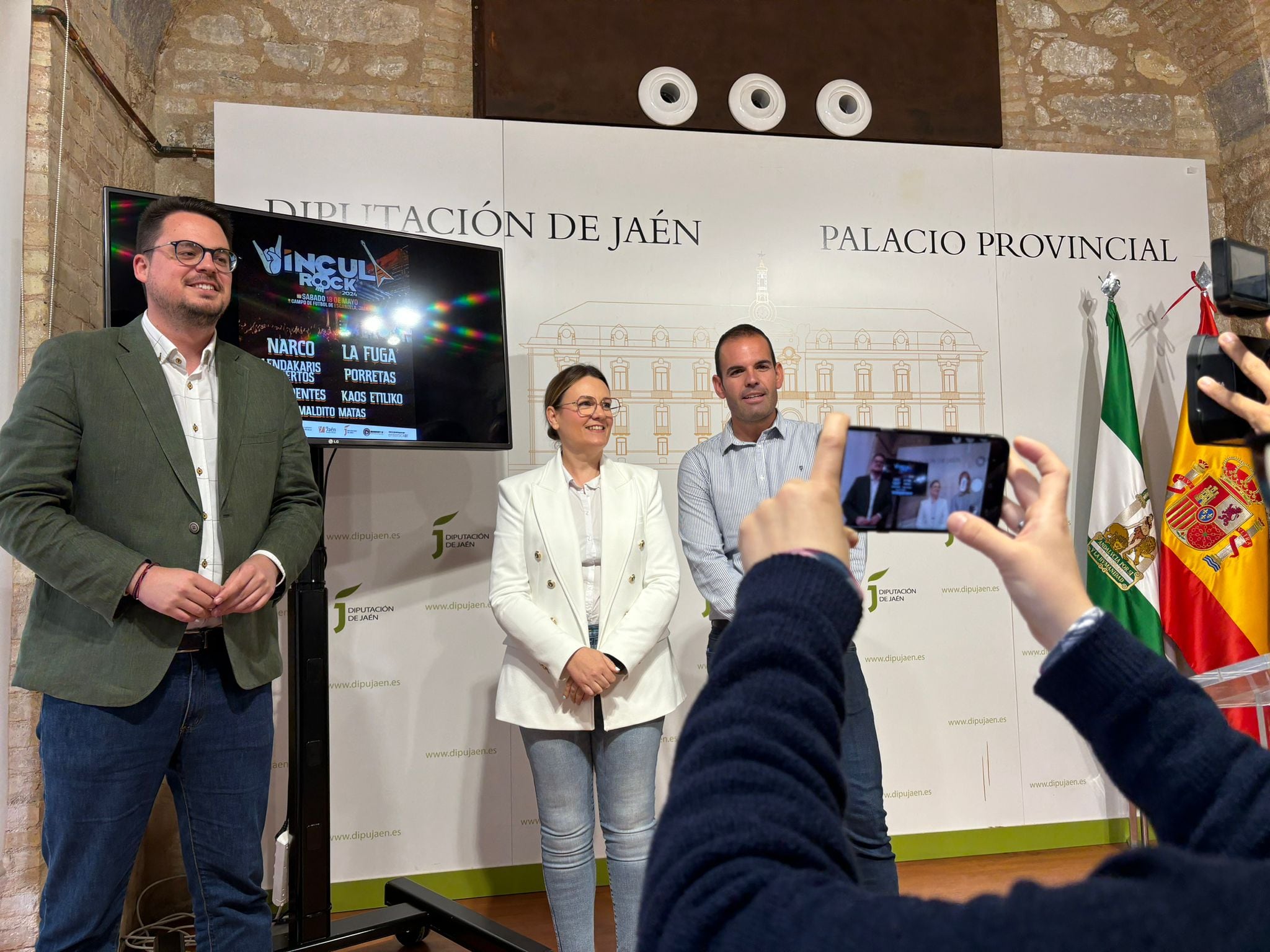 El diputado de Turismo, Fran Lozano; la alcaldesa de Escañuela, Ana Fernández y Juan Espinosa, concejal de Turismo.