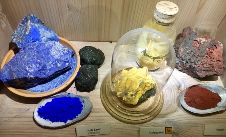 Minerales usados para elaborar pigmentos naturales expuestas en la casa Durero de Núrenberg 