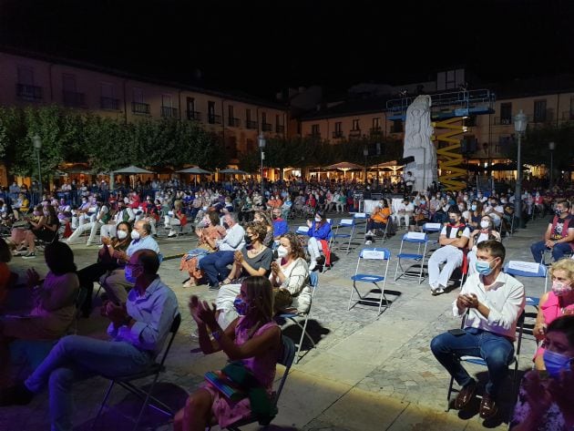 El público dentro de la Plaza Mayor fue distribuido en sillas con la pertinente distancia de seguridad