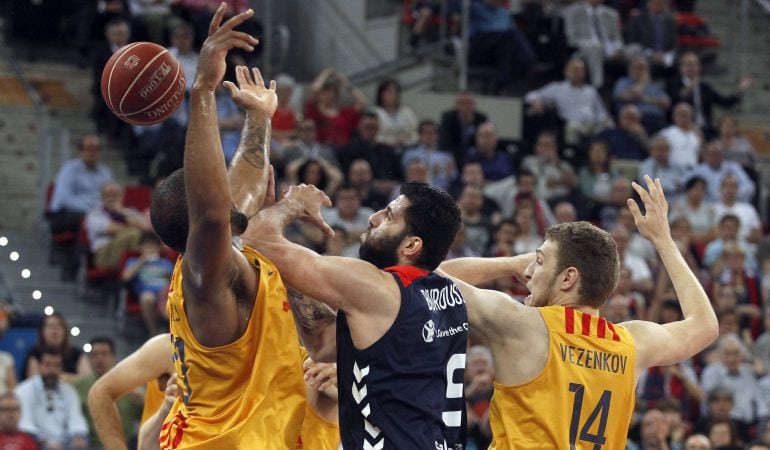 Bourousis, héroe del partido, trata de ganar un rebote entre Samuels y Vezenkov.