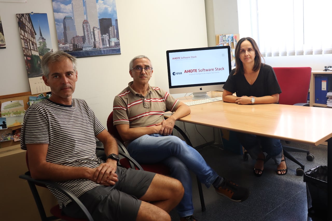 De derecha a izquierda (equipo de investigadores de este proyecto en VRAIN, César Ferri, catedrático e investigador de VRAIN de la UPV, Carlos Monserrat, catedrático e investigador de VRAIN de la UPV y Adriana Giret, catedrática e investigadora principal del proyecto en VRAIN.