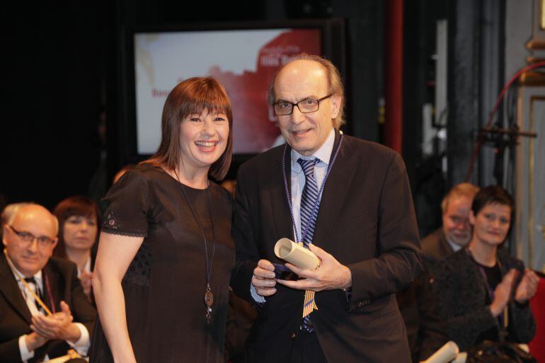 Francina Armengol entrega el premio a Oriol Bonnin.