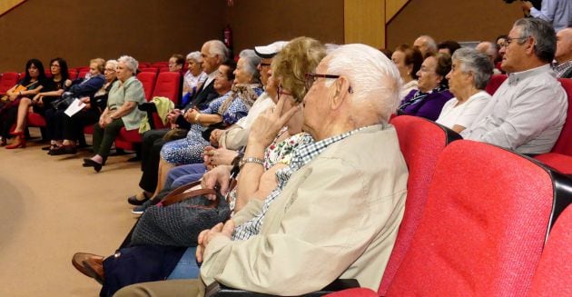 Mayores en el acto celebrado por Cruz Roja.