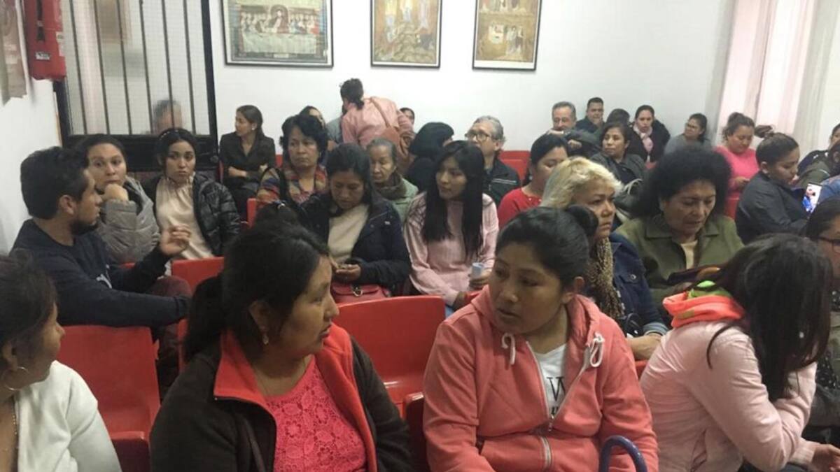 Decenas de personas, la mayoría latinoamericanos, estafados por una agencia de viajes en Córdoba. Octubre 2018.