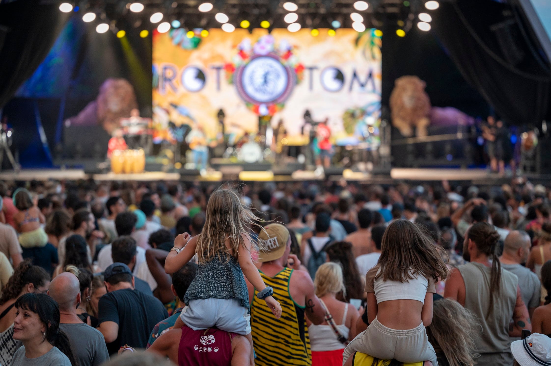 GRAFCVA1804. BENICÀSSIM (CASTELLÓN), 13/07/2024.- Fotografía cedida por el festival Rototom Sunsplash de la edición del 2023, un evento que cada agosto reúne a más de 200.000 fans en uno de los mayores festivales de reggae de Europa, y que apuesta por configurarse como un &quot;auténtico pueblo con barrios rebosantes de cultura&quot; que aúnan verano, familia, playa y reggae para ser más que un festival. EFE/Rototom/Luca A.d&#039;Agostino/SOLO USO EDITORIAL/SOLO DISPONIBLE PARA ILUSTRAR LA NOTICIA QUE ACOMPAÑA (CRÉDITO OBLIGATORIO)
