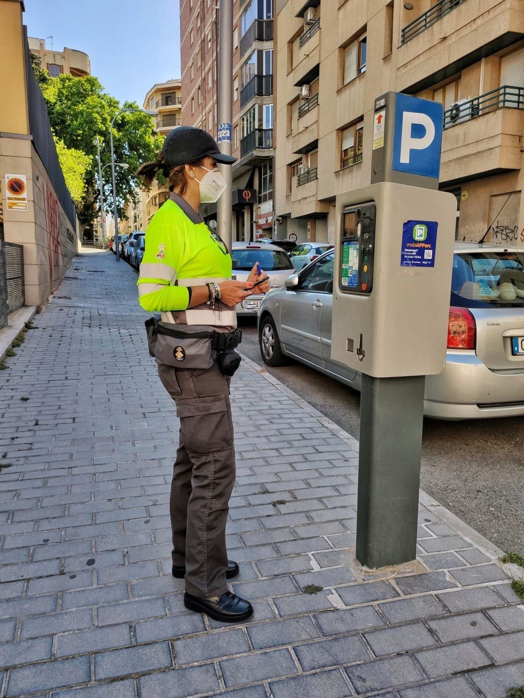 Una trabajadora del servicio de la ORA realiza trabajos de preparación de las máquinas.