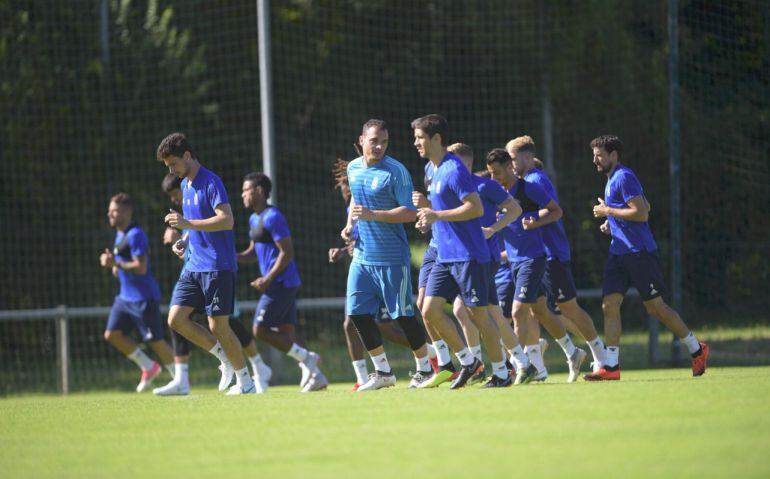 Los jugadores del Real Oviedo durante el entrenamiento en El Requexón.