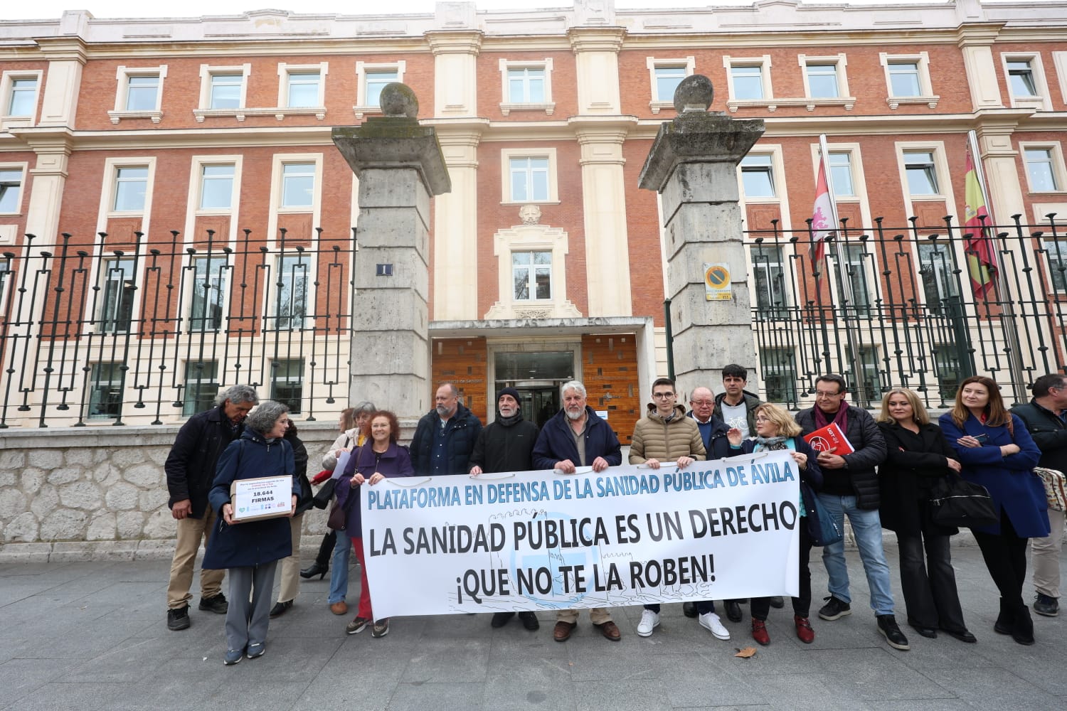 Las plataformas por la Sanidad Pública de Ávila minutos antes de registrar las 18.644 firmas recogidas en cuatro meses