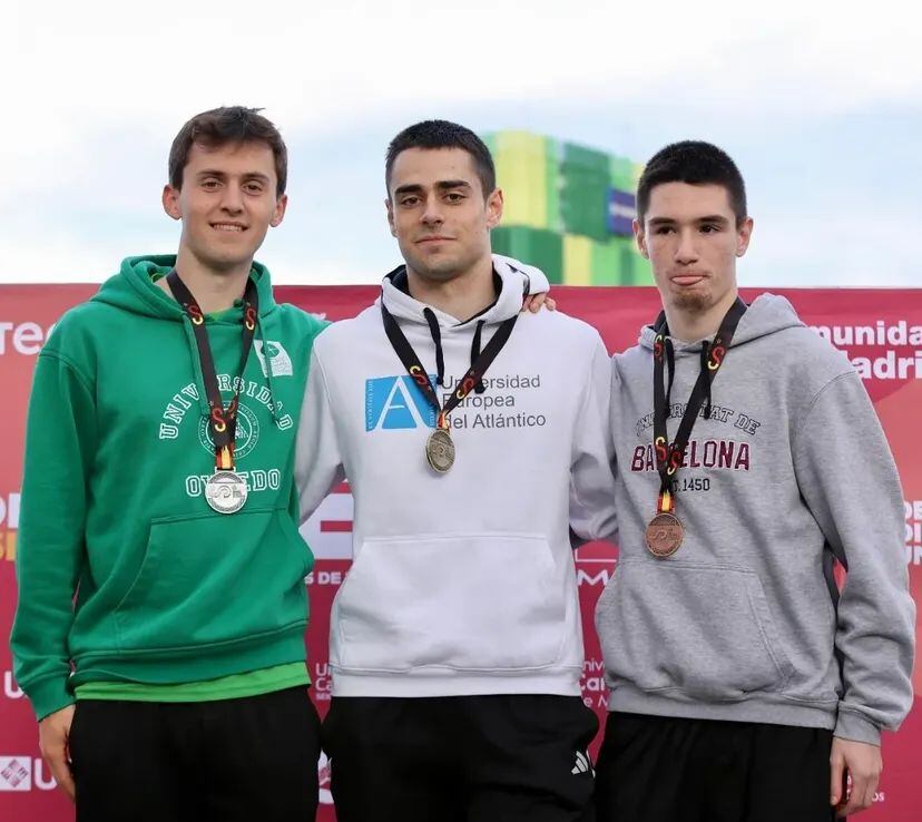 Nico Vila, a l'esquerra, llueix la medalla de plata en triple salt al Campionat d'Espanya Universitari a l'Aire Lliure.