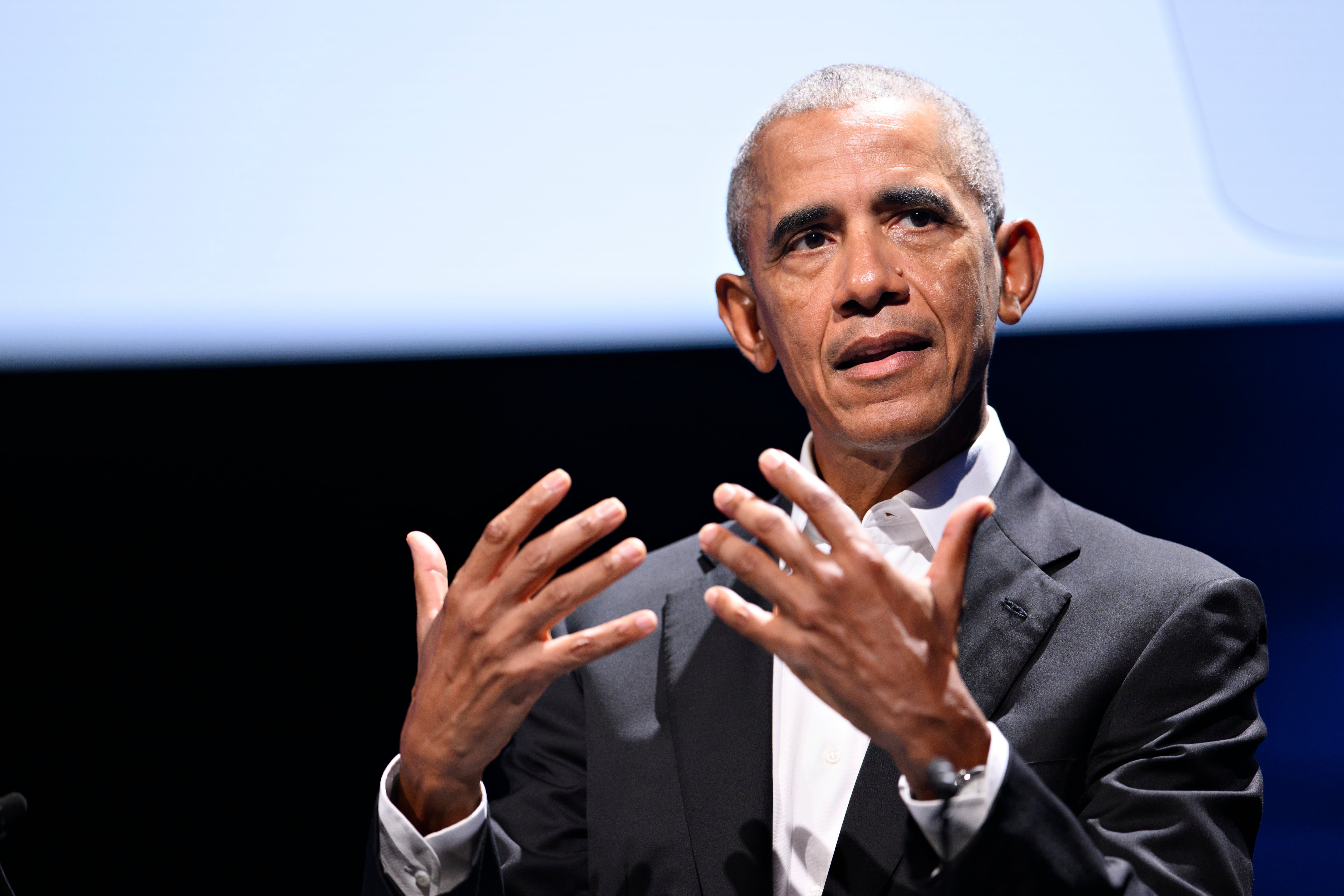 Copenhagen (Denmark), 10/06/2022.- Former US President Barack Obama speaks at the Town Hall Event with the Obama Foundation during the Copenhagen Democracy Summit in the Skuespilhuset in Copenhagen, Denmark, 10 June 2022. (Abierto, Dinamarca, Copenhague) EFE/EPA/PHILIP DAVALI DENMARK OUT
