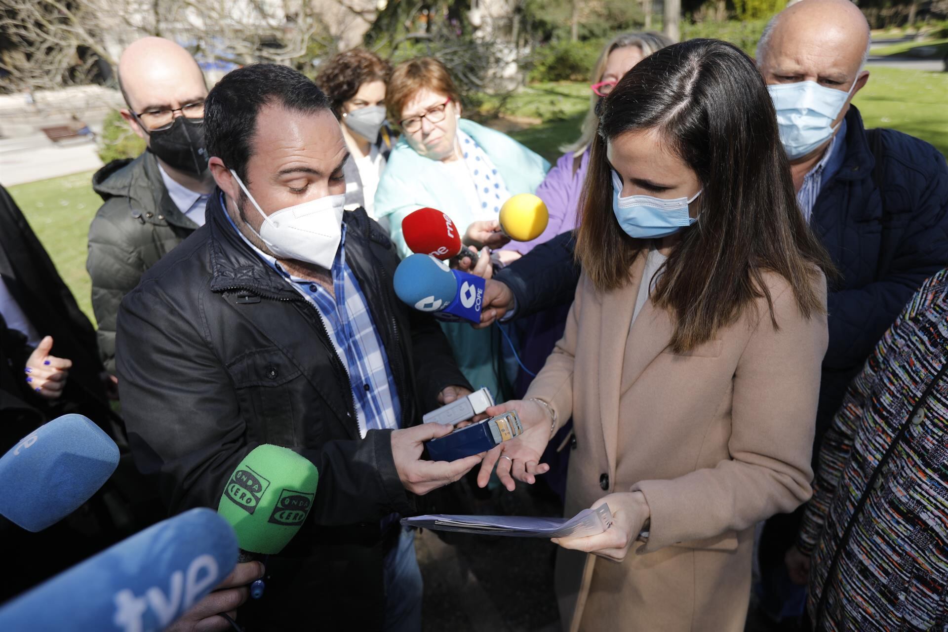 Ione Belarra conversa con el camionero que le pidió medidas urgentes para solucionar la situación del sector