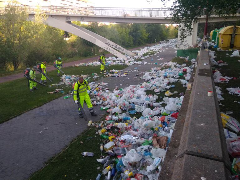 Basura acumulada en la zona del río