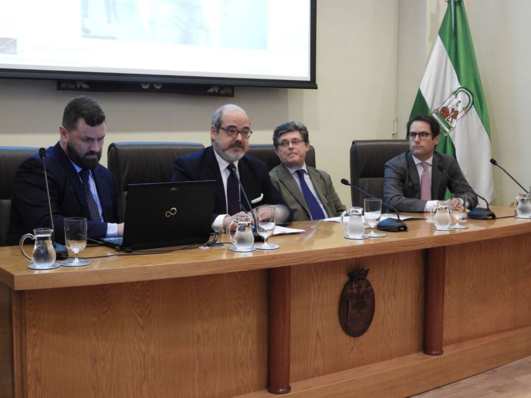 Imagen de la mesa redonda celebrada este lunes por el Consejo de Cofradías en relación al tema de la protección de datos en las hermandades