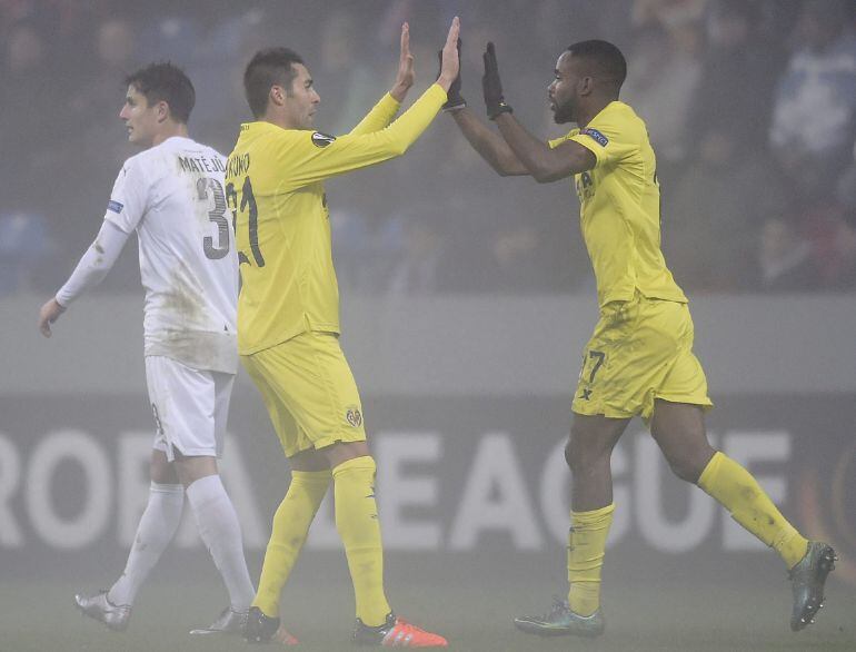 Bakambu y Bruno soriano celebran el primer gol del Villarreal