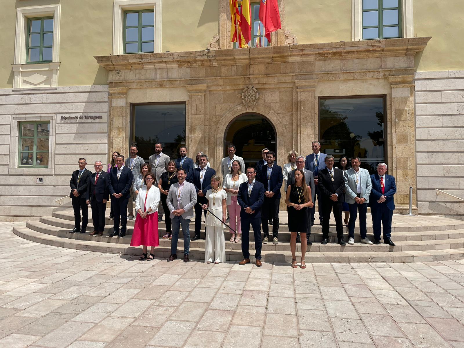 Els 27 diputats just després del ple de constitució de la Diputació de Tarragona per aquest mandat