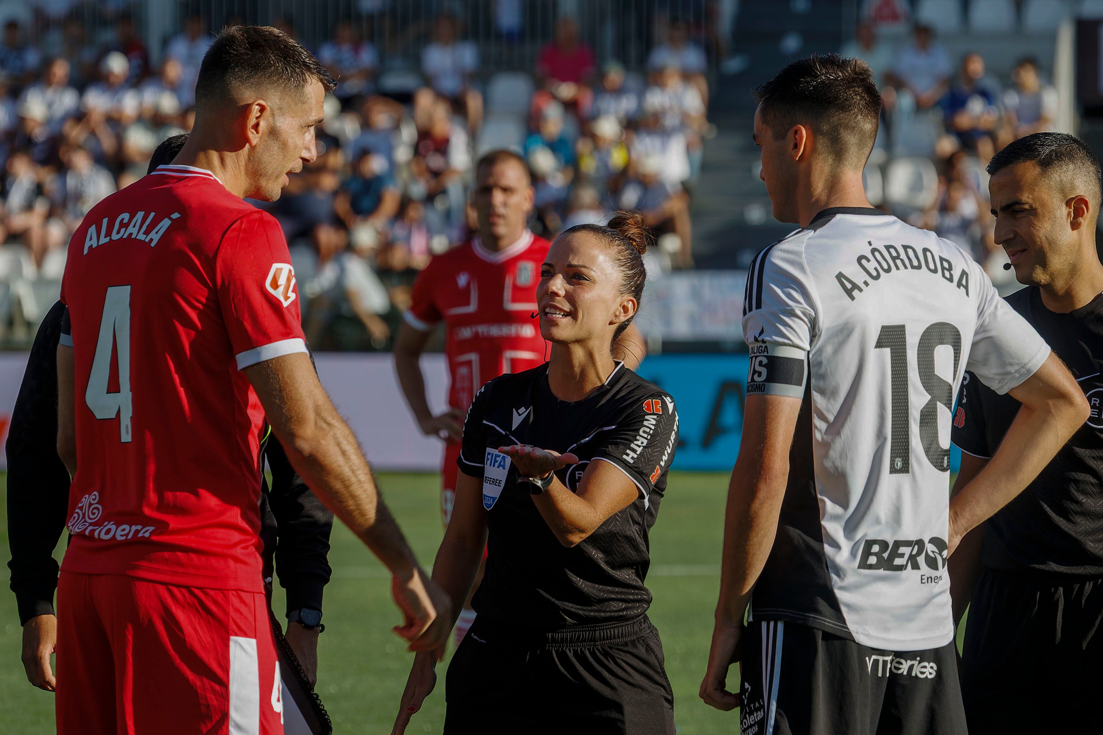 BURGOS, 18/08/2024. - El partido de fútbol entre el Burgos CF y el FC Cartagena de la Liga Hypermotion ha sido arbitrado por Marta Huerta de Aza que se ha convertido en la primera mujer en dirigir, como árbitro principal, un partido de la Liga Hypermotion. EFE/Santi Otero
