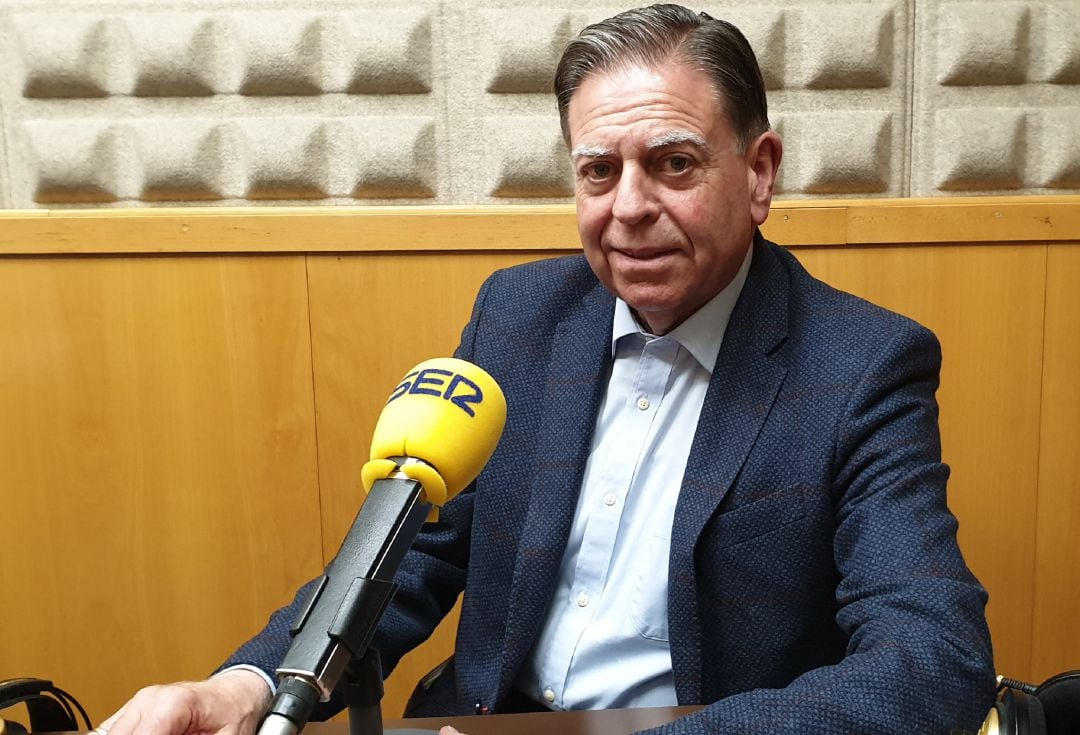 Alfredo Canteli en los estudios de Radio Asturias SER