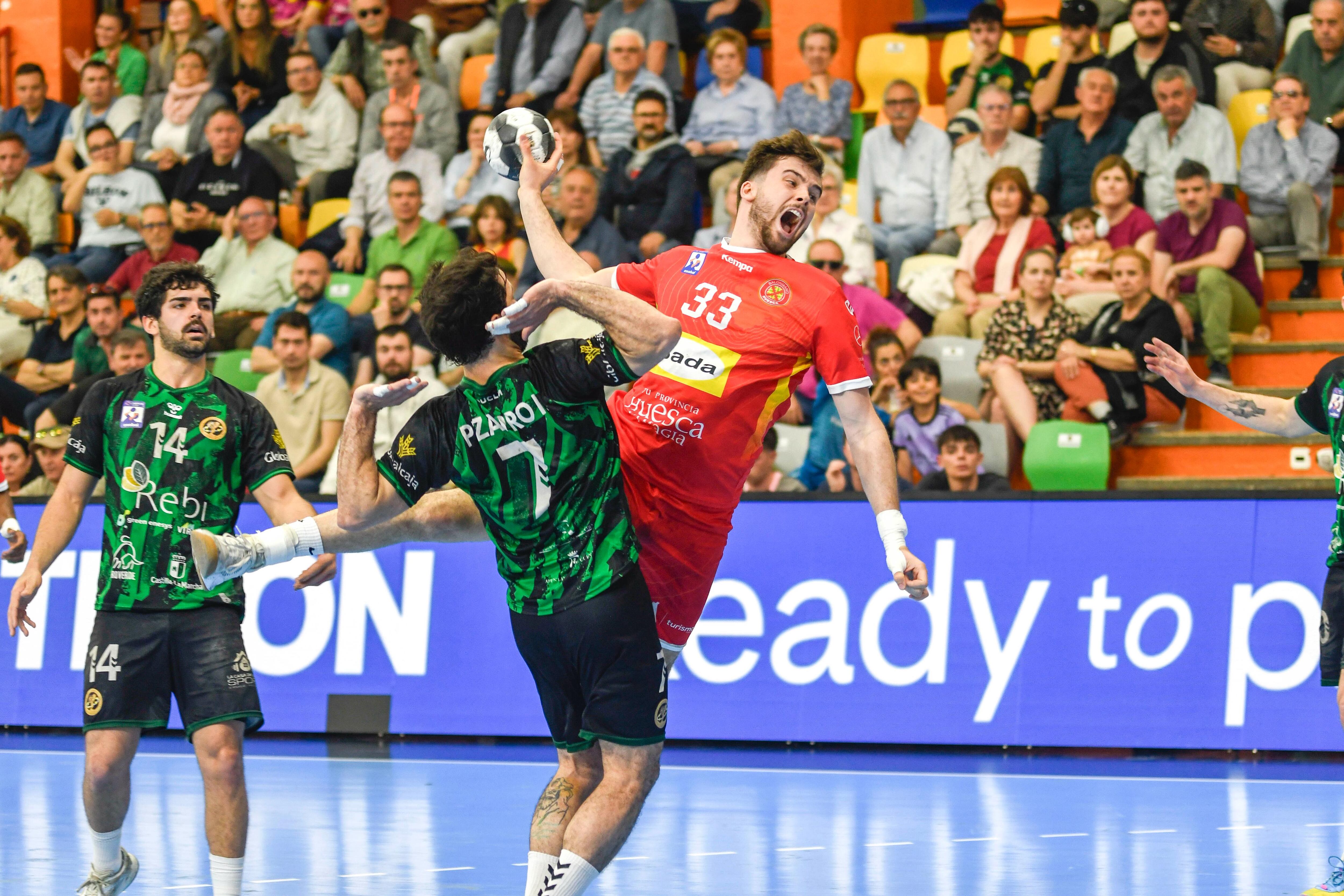 Artur Parara en una acción del partido entre Cuenca y el Bada Huesca