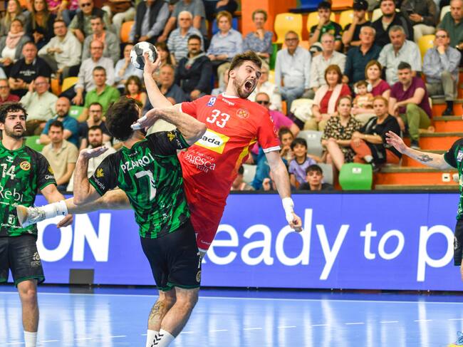 Artur Parara en una acción del partido entre Cuenca y el Bada Huesca