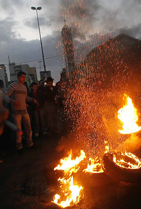Partidarios de la oposición queman ruedas durante una protesta en el sur de Beirut