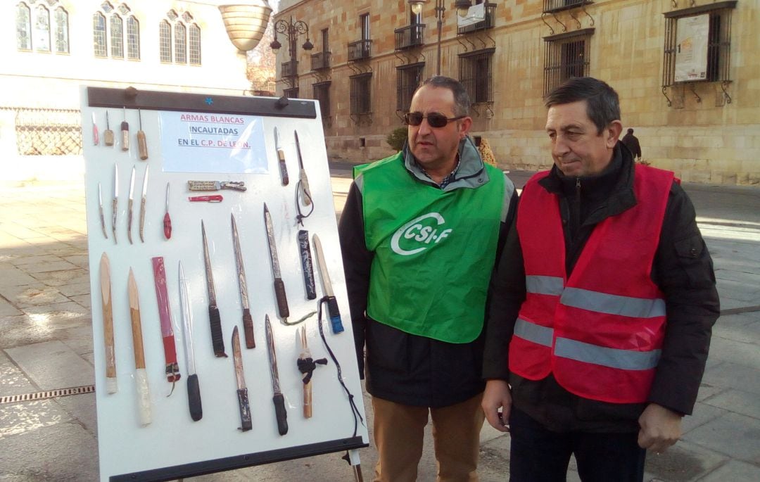 Funcionarios de la prisión de Mansilla posan junto con parte de las armas requisadas