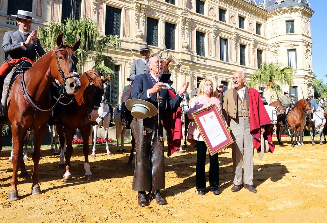 Felipe Morenés recibe el trofeo Caballo de Oro 2019 en la Real Escuela Andaluza del Arte Ecuestre