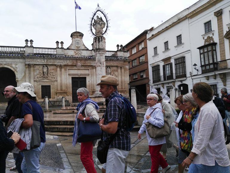 Un grupo de turistas visita el centro de Jerez