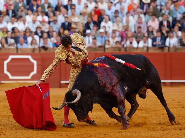 SEVILLA, 09/05/2025.- El torero Daniel Luque durante el festejo de la Feria de Abril de este viernes en la plaza de la Maestranza, en Sevilla. EFE/ Julio Muñoz