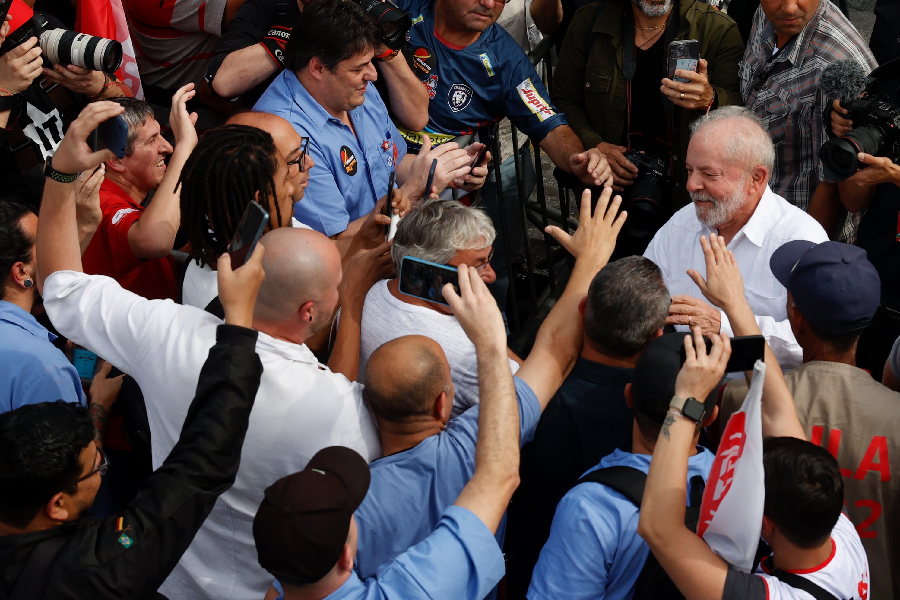 El exmandatario brasileño Luiz Inácio Lula da Silva, candidato favorito para las elecciones presidenciales de octubre, saluda a sus simpatizantes durante el evento de arranque de su campaña frente a la fábrica de Volkswagen en Sao Bernardo do Campo, zona metropolitana de Sao Paulo (Brasil).