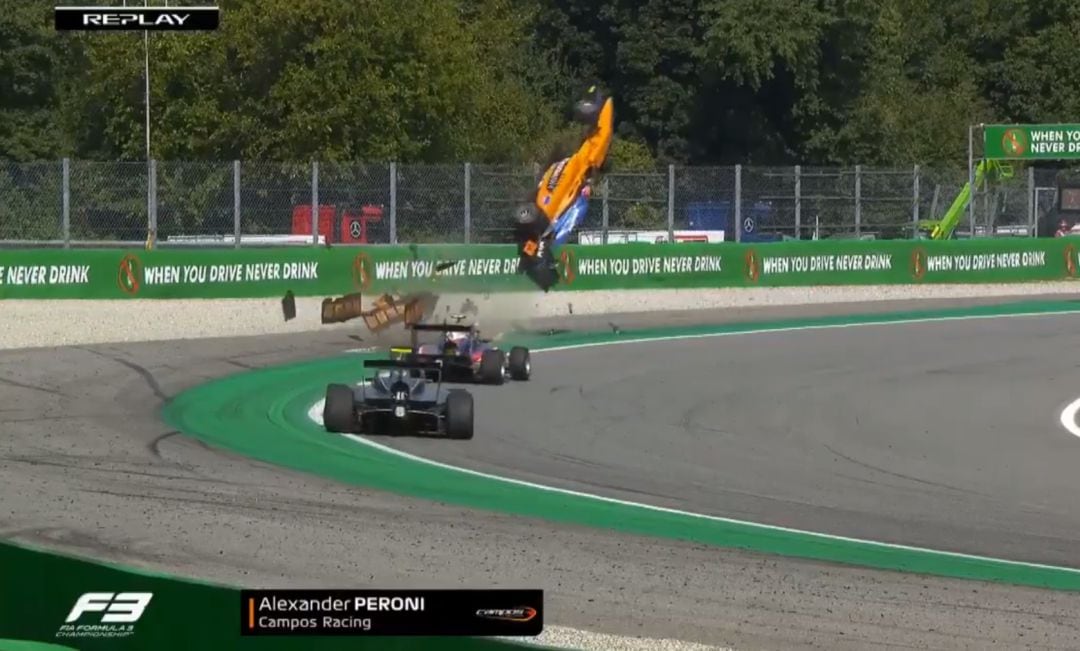 Alexander Peroni durante el aparatoso accidente en Monza.