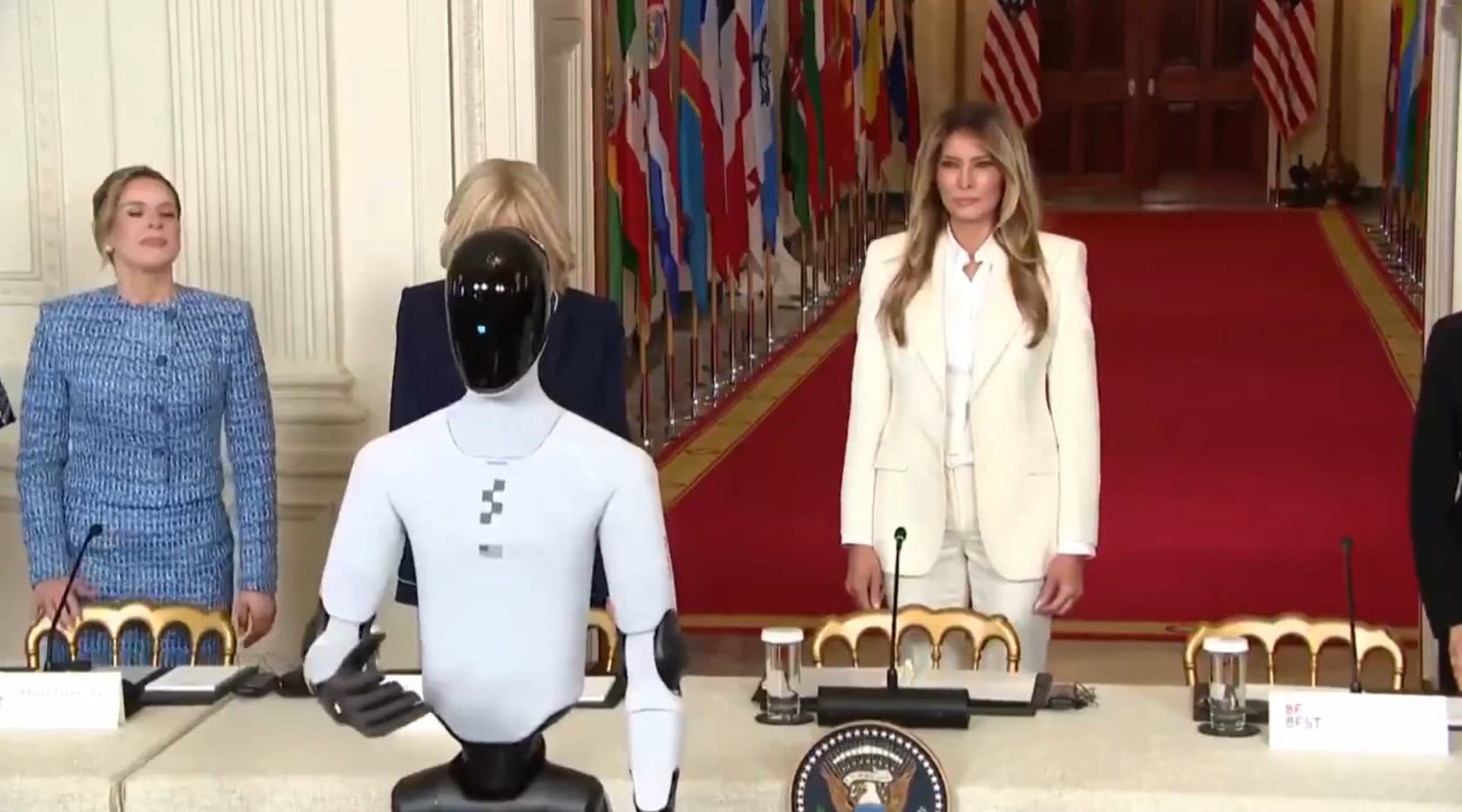 Melania Trump junto a un robot humanoide.
