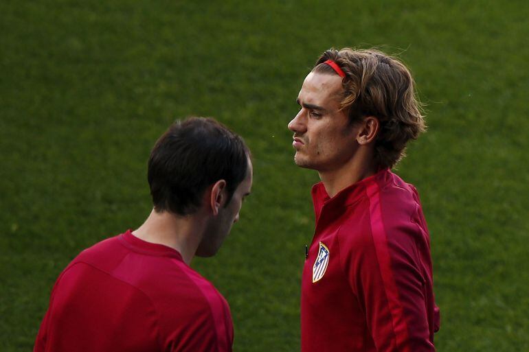 Godín y Griezmann durante un entrenamiento.