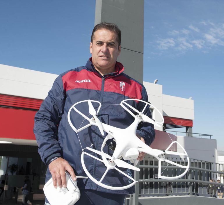 El entrenador del Granada CF con un dron con cámara incorporada. en uno de sus entrenamientos